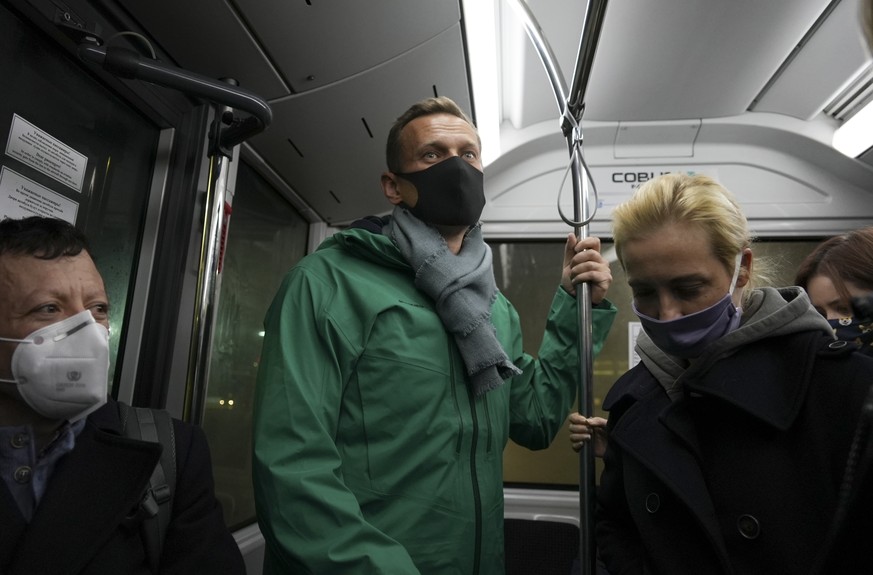 Kreml-Gegner Alexej Nawalny (m.) und seine Ehefrau Julia (r.) stehen am Flughafen Moskau-Scheremetjewo in einem Bus.