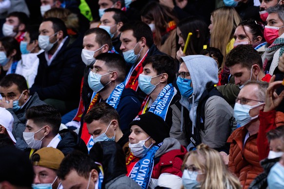 Bei einem Fußballspiel in Limoges sitzen die Fans mit OP-Masken im Stadion. 