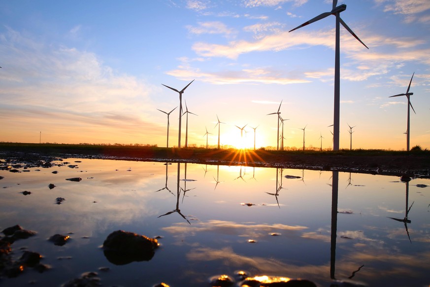 Blick am Freitag 18.12.2020 auf den Windpark Grapzow nahe der Stadt Altentreptow Landkreis Mecklenburgische Seenplatte. Die erneuerbaren Energien werden in den kommenden Jahren eine immer größere Roll ...