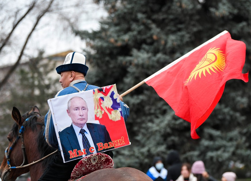 Ukraine-Konflikt, Pro-russische Kundgebung in Bischkek, Kirgisistan Kyrgyzstan Russia Military Support Rally 8146667 22.03.2022 People take part in a rally to support Russian servicemen at the militar ...