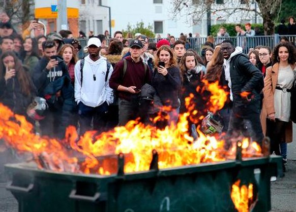 Bayonne: Schüler stehen hinter einer brennenden Mülltonne.