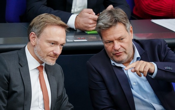 22.09.2022, Berlin: Christian Lindner (l, FDP), Bundesminister der Finanzen, und Robert Habeck (Bündnis 90/Die Grünen), Bundesminister für Wirtschaft und Klimaschutz, unterhalten sich bei der Sitzung ...