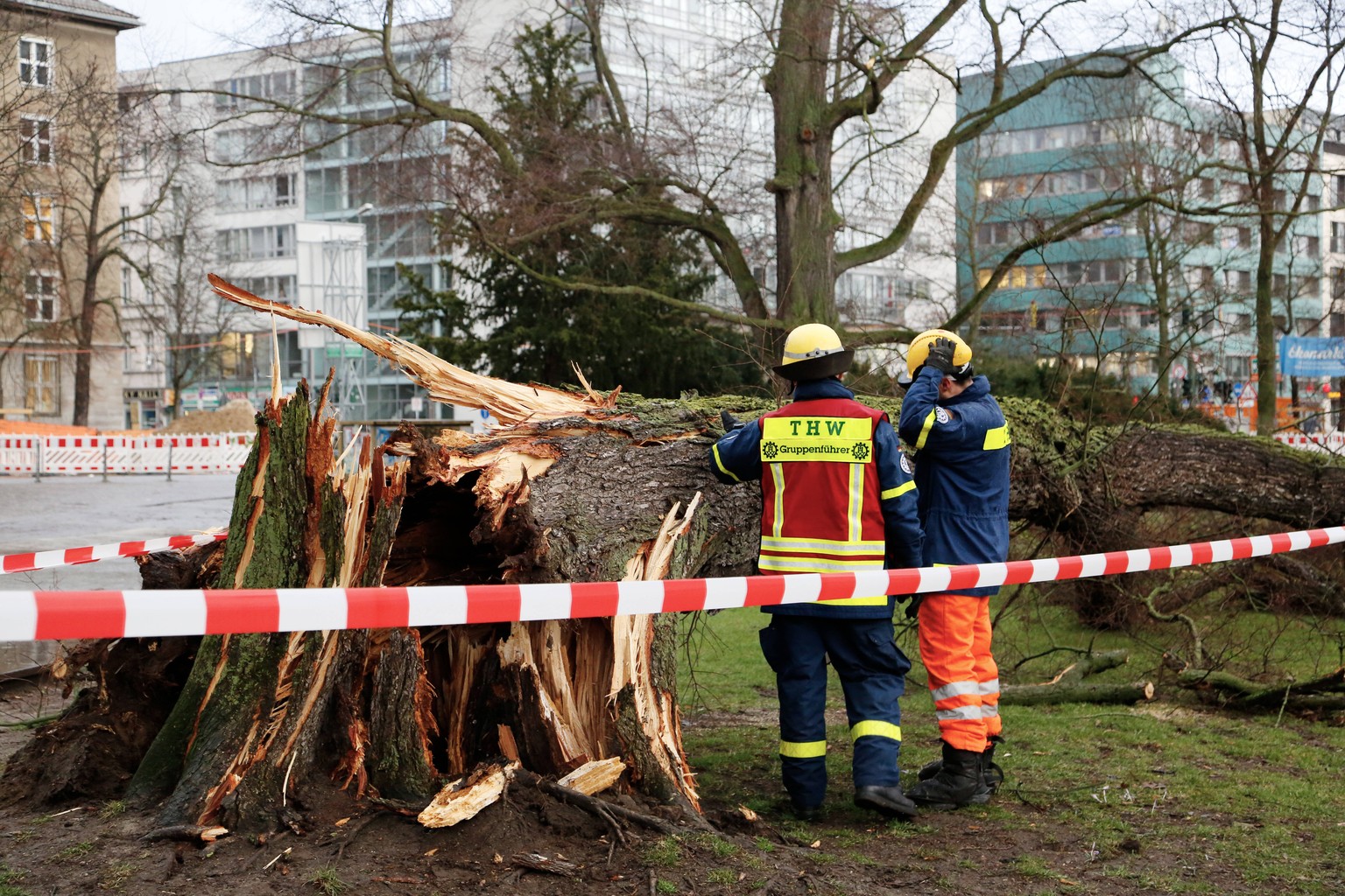 News Bilder des Tages Das Technische Hilfswerk THW bei Aufr