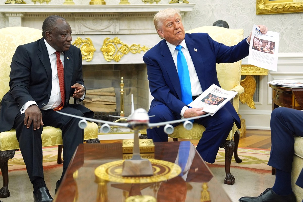 21.05.2025, USA, Washington: US-Präsident Donald Trump zeigt Dokumente, während er Südafrikas Präsident Cyril Ramaphosa im Oval Office des Weißen Hauses trifft. Foto: Evan Vucci/AP/dpa +++ dpa-Bildfun ...