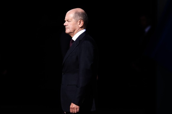 28.08.2024, Berlin: Bundeskanzler Olaf Scholz (SPD) steht im Ehrenhof des Bundeskanzleramtes, bevor er Großbritanniens Premierminister Starmer mit militärischen Ehren empfängt, Foto: Christoph Soeder/ ...