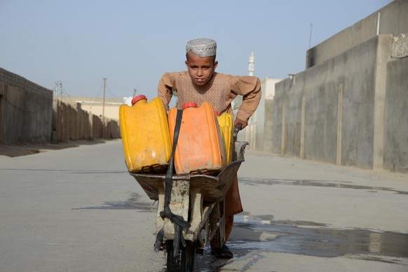 (220517) -- KANDAHAR, May 17, 2022 (Xinhua) -- An Afghan child carries water home from a public tap in Kandahar City, Afghanistan, May 16, 2022. Rainfall in southern Afghanistan has been extremely low ...