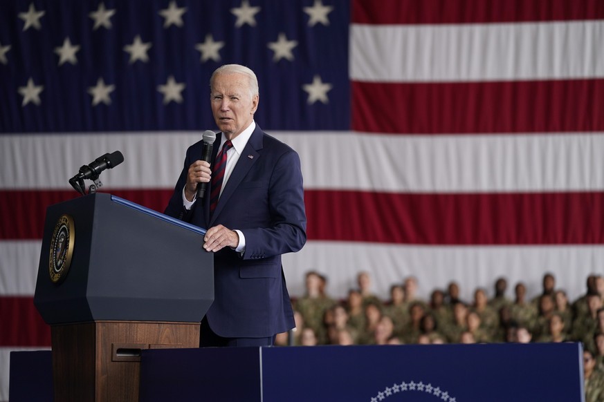 11.09.2023, USA, Anchorage: US-Präsident Joe Biden spricht auf der Joint Base Elmendorf-Richardson anlässlich des Jahrestages der Terroranschläge vom 11. September 2023. Foto: Evan Vucci/AP +++ dpa-Bi ...