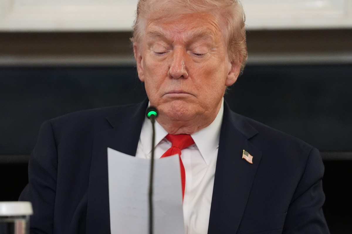 President Donald Trump reads a note handed to him by Secretary of State Marco Rubio during a roundtable meeting on antifa in the State Dining Room at the White House, Wednesday, Oct. 8, 2025, in Washi ...