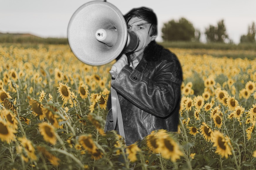 Young woman with blue denim jacket and hat running in a field of sunflowers model released Symbolfoto PUBLICATIONxINxGERxSUIxAUTxHUNxONLY OCAF00433