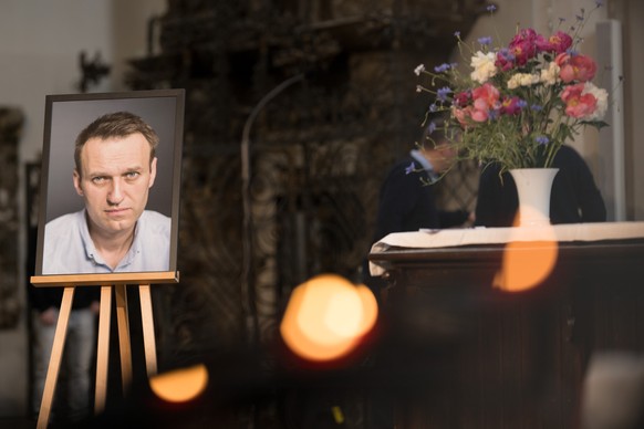 04.06.2024, Berlin: Ein Bild von Alexej Nawalny steht während eines Gottesdienstes in der St. Marienkirche für den russischen Oppositionspolitiker an dessen Geburtstag am Altar. Nawalny war im Februar ...