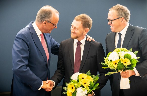 02.09.2024, Berlin: Friedrich Merz (l-r), CDU Bundesvorsitzender und CDU/CSU Fraktionsvorsitzender im Bundestag, steht neben Michael Kretschmer (CDU), Ministerpräsident von Sachsen, und Mario Voigt, C ...