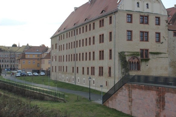In das alte Schloss ist die Hochwasserschutzwand eingebaut.