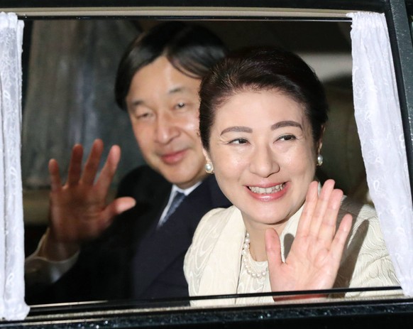 Kronprinz Nuruhito und seine Frau Masako winken. Winke winke.