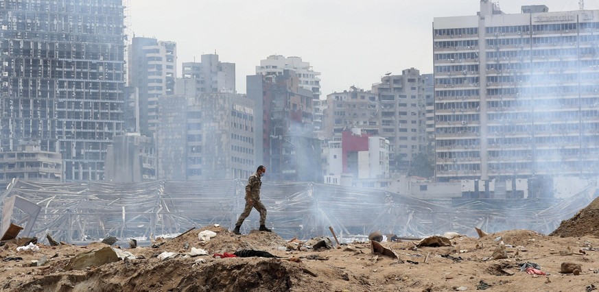 06.08.2020, Libanon, Beirut: Ein Soldat geht