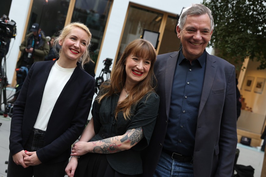 24.02.2025, Berlin: Heidi Reichinnek (M), Spitzenkandidatin Die Linke, Jan van Aken, Spitzenkandidat und Parteivorsitzender Die Linke, und Ines Schwerdtner (l), Parteivorsitzende Die Linke, kommen im  ...