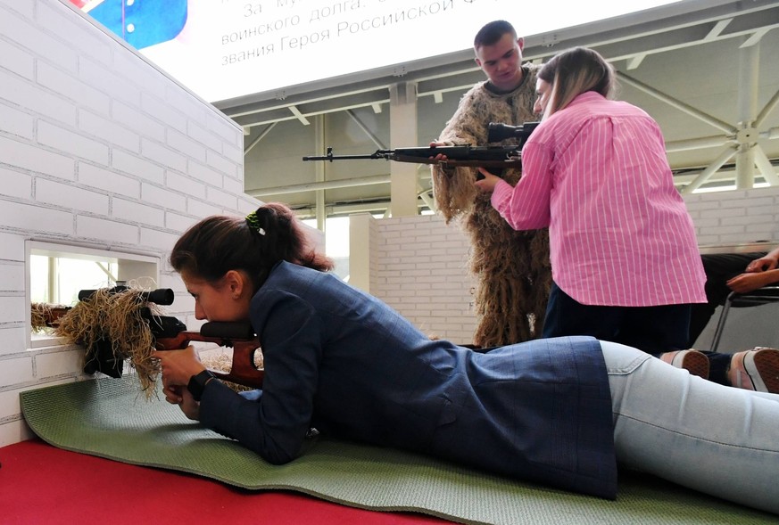 Russia Army Forum 8495438 14.08.2023 Young women with sniper rifles are seen at the Army-2023 international military-technical forum at the Patriot Convention and Exhibition Centre in the town of Kubi ...