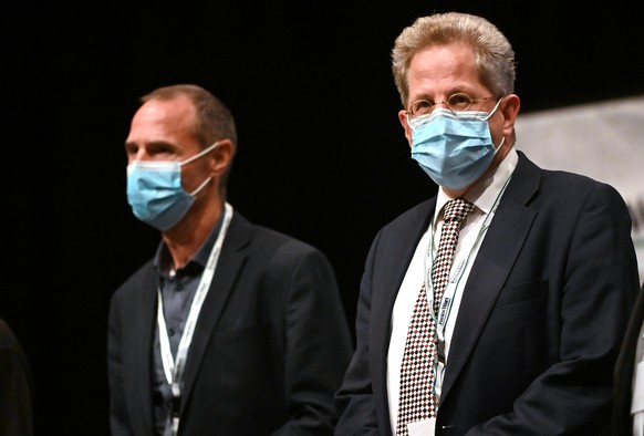 Hans-Georg Maaßen (r, CDU), früherer Präsident des Bundesamts für Verfassungsschutz, und Frank Ullrich (l), SPD-Kandidat und ehemaliger Biathlon-Bundestrainer, stehen bei der Wahlarena der Zeitung &qu ...