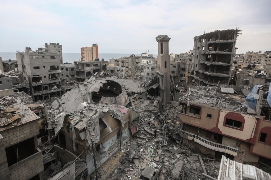 09.10.2023, Palästinensische Gebiete, Gaza-Stadt: Ein Mensch steht vor den Überresten der Ahmed-Jassin-Moschee, die bei israelischen Luftangriffen zerstört wurde. Israel hat als Reaktion auf den massi ...