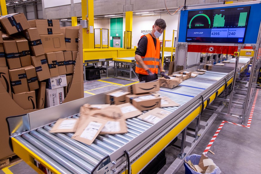 Mitarbeiter sortieren Paketsendungen des Online-Händlers Amazon im neuen Verteilzentrum. Das zweite Verteilzentrum des Händlers in Mecklenburg-Vorpommern wird heute offiziell eröffnet. Laut Betreiber  ...