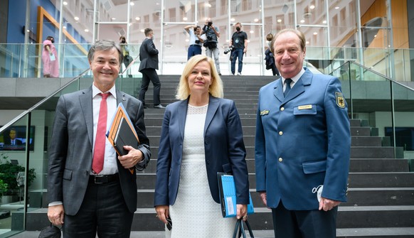 BBK-Präsident Ralph Tiesler, Innenministerin Nancy Faeser und THW-Präsident Gerd Friedsam.