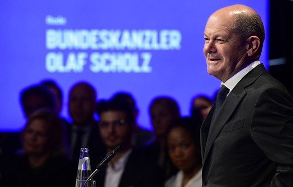 28.11.2022, Berlin: Bundeskanzler Olaf Scholz (SPD) spricht zu den G�sten der Veranstaltung der Bundesregierung �Deutschland. Einwanderungsland. Dialog f�r Teilhabe und Respekt�. Foto: John Macdougall ...