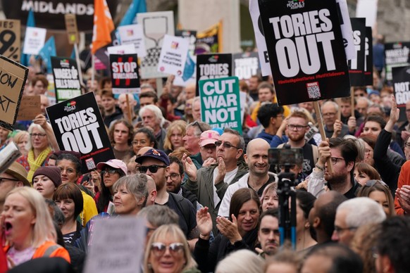 02.10.2022, Gro�britannien, Birmingham: Mit Schildern und Plakaten protestieren Tory-Gegner anl�sslich der Jahreskonferenz der Konservativen Partei im International Convention Centre. Foto: Jacob King ...