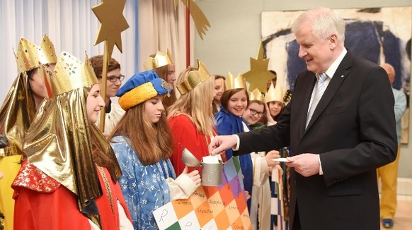 Der heutige Innen- und Heimatminister Horst Seehofer mit Sternsingern in der Münchner Staatskanzlei 2015: Kann Politik überhaupt über Heimat verfügen?