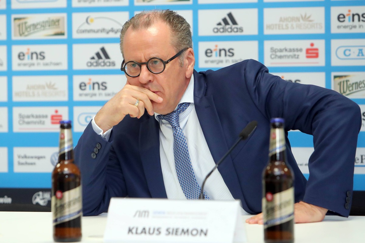 Chemnitz, 24.04.2018, Community4you Arena, Pressekonferenz des Chemnitzer FC. , Im Bild: Insolvenzverwalter Rechtsanwalt Klaus Siemon. , *** Chemnitz 24 04 2018 Community4you Arena Press Conference of ...