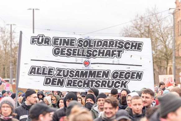 Bremen Demonstration des Bremer Buendnis gegen Rechts, Bremen, 04.02.2024 GER, Demonstration vom Bremer Buendnis gegen Rechts, Bremen, 04.02.2024 Im Transparten mit dem Spruch Fuer eine solidarische G ...