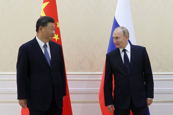 News Bilder des Tages SAMARKAND, UZBEKISTAN - SEPTEMBER 15, 2022: China s President Xi Jinping L and Russia s President Vladimir Putin talk during a meeting on the sidelines of the 22nd Summit of the  ...