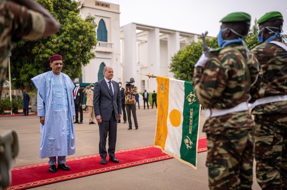 Bundeskanzler Olaf Scholz (SPD), wird von Mohamed Bazoum, Präsident der Republik Niger, mit militärischen Ehren am Präsidentenpalast begrüßt. Scholz hält sich auf seiner ersten Afrikareise als Kanzler ...