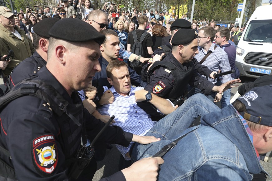 Sicherheitskräfte tragen&nbsp;Alexej Nawalny weg&nbsp;