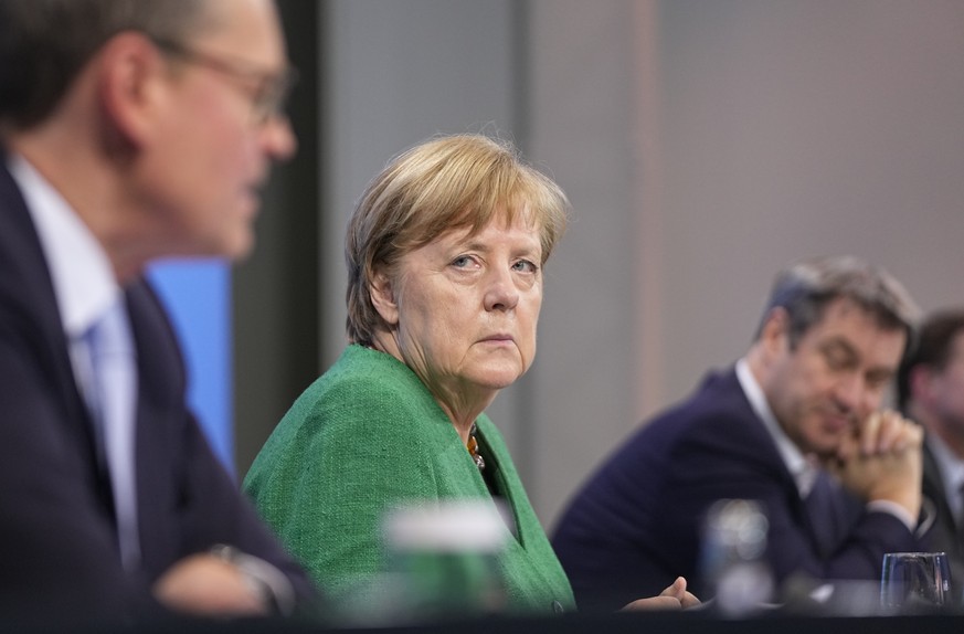 Es bringt nichts mehr: Bundeskanzlerin Angela Merkel nach dem vergangenen Corona-Gipfel zwischen Berlins Regierendem Bürgermeister Michael Müller und dem bayerischen Ministerpräsidenten Markus Söder. 