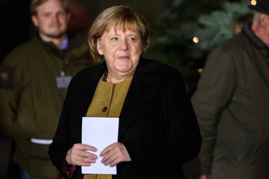 Nach 16 Jahren Amtszeit tauscht Merkel ihre formellen Schuhe gegen ein Paar bequeme Sneaker ein. 