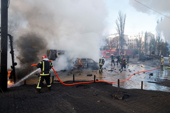 Firefighters work to put out fire at the scene of Russian missile strikes, as Russia&#039;s attack continues, in Kyiv, Ukraine October 10, 2022. REUTERS/Valentyn Ogirenko