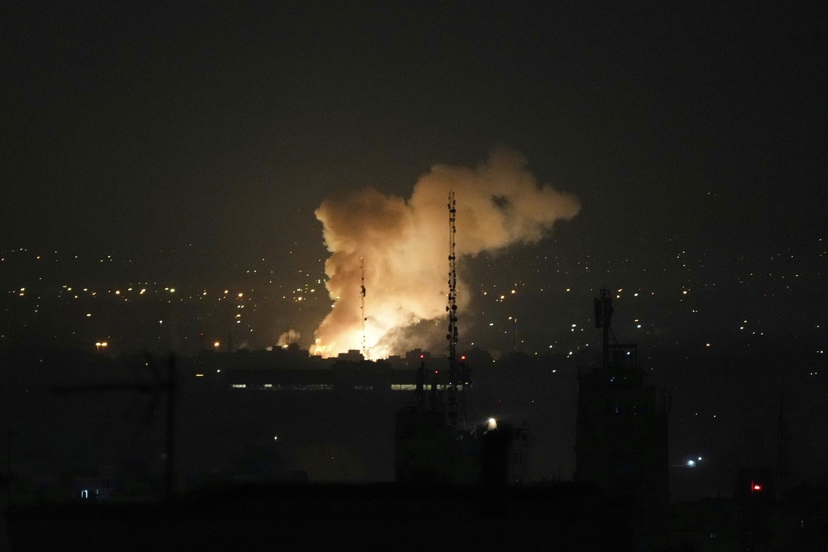dpatopbilder - 13.06.2025, Iran, Teheran: Nach einer Explosion in Teheran steigt Rauch auf. Foto: Vahid Salemi/AP/dpa +++ dpa-Bildfunk +++