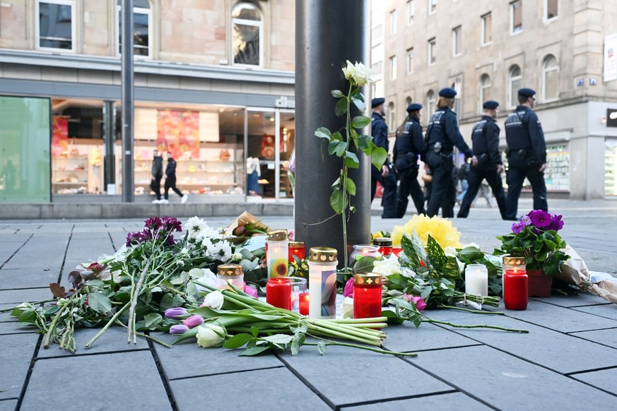 ARCHIV - 04.03.2025, NA, Mannheim: Kerzen und Blumen liegen in der Nähe des Paradeplatzes an einer Straßenbahnhaltestelle. (zu dpa: «Kein Hinweis auf extremistische Gesinnung bei Todesfahrer») Foto: U ...