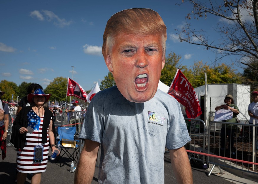 October 23, 2024, Duluth, Georgia, USA: Donald Trump supporters queue for hours before massive rally in final weeks of 2024 presidential campaign. Duluth USA - ZUMAn03_ 20241023_zaf_n03_008 Copyright: ...