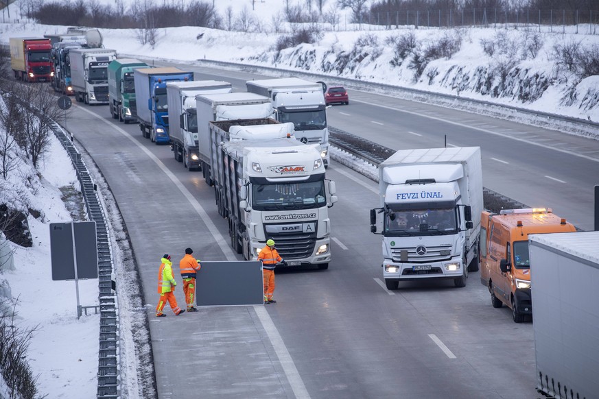 210215 Kontrolle. Nach dem Grenzchaos auf der A 17 entspannt sich die Lage nun so langsam. Über dem Tag reichte der Stau über 40 Kilometer nach Tschechien hinein. Bis zu 6 Stunden standen die Autofahr ...