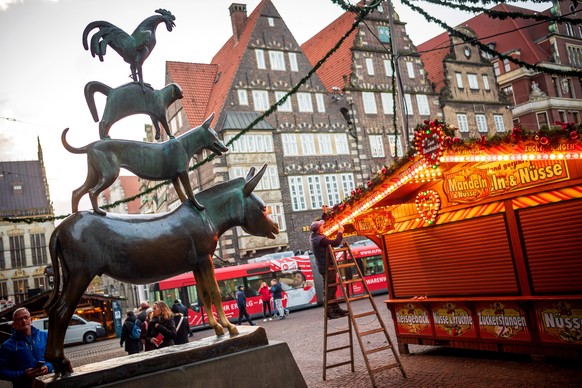 Rund um das Rathaus werden Stände und Buden aufgebaut. In Bremen soll am 22.11.2021 der Weihnachtsmarkt beginnen. (zu dpa &quot;3G-Auflagen für Bremer Weihnachtsmarkt&quot;)