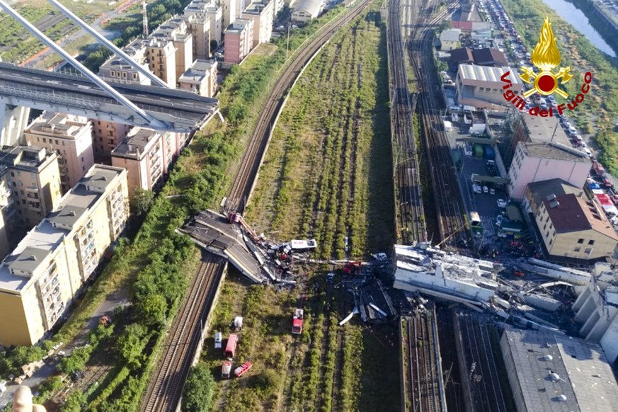 Die Brücke stürzte wahrscheinlich wegen einer "strukturellen Schwäche des Baus" ein, ausgelöst durch einen Sturm.