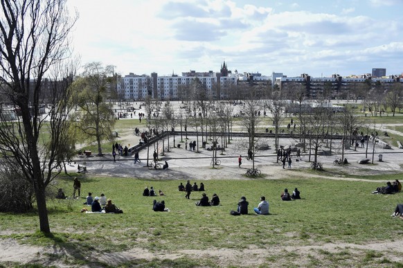 Die Besucher des Berliner Mauerparks halten sich größtenteils an die Abstandsregelungen.