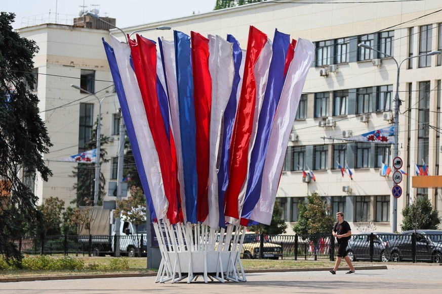 RUSSIA, DONETSK - AUGUST 22, 2024: Flags wave in Donetsk s Lenina Square on National Flag Day. Dmitry Yagodkin/TASS PUBLICATIONxINxGERxAUTxONLY 73244490