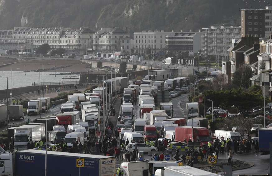 Sie warten auf Einfahrt zum Hafen von Dover: Tausende Lkw können derzeit Großbritannien nicht verlassen.