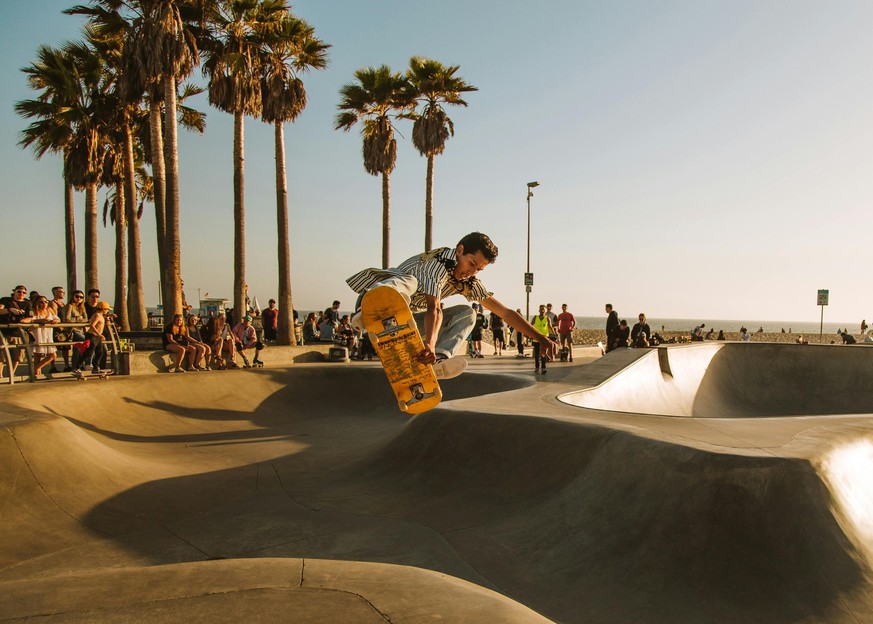 Foto von Josh Hild: https://www.pexels.com/de-de/foto/mann-der-auf-skatepark-- dilkt-242264/