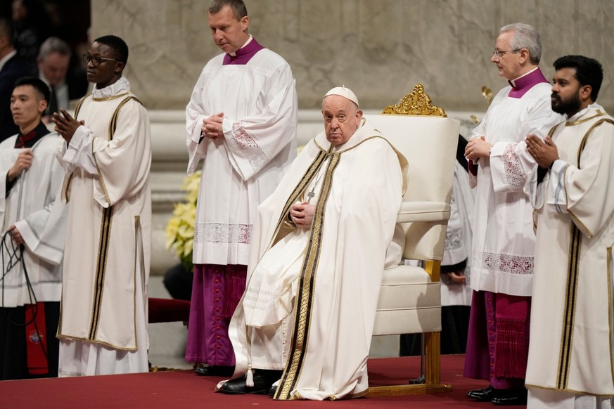 06.01.2024, Vatikan, Vatikanstadt: Papst Franziskus steht einer Epiphanias-Messe im Petersdom vor. Foto: Andrew Medichini/AP/dpa +++ dpa-Bildfunk +++