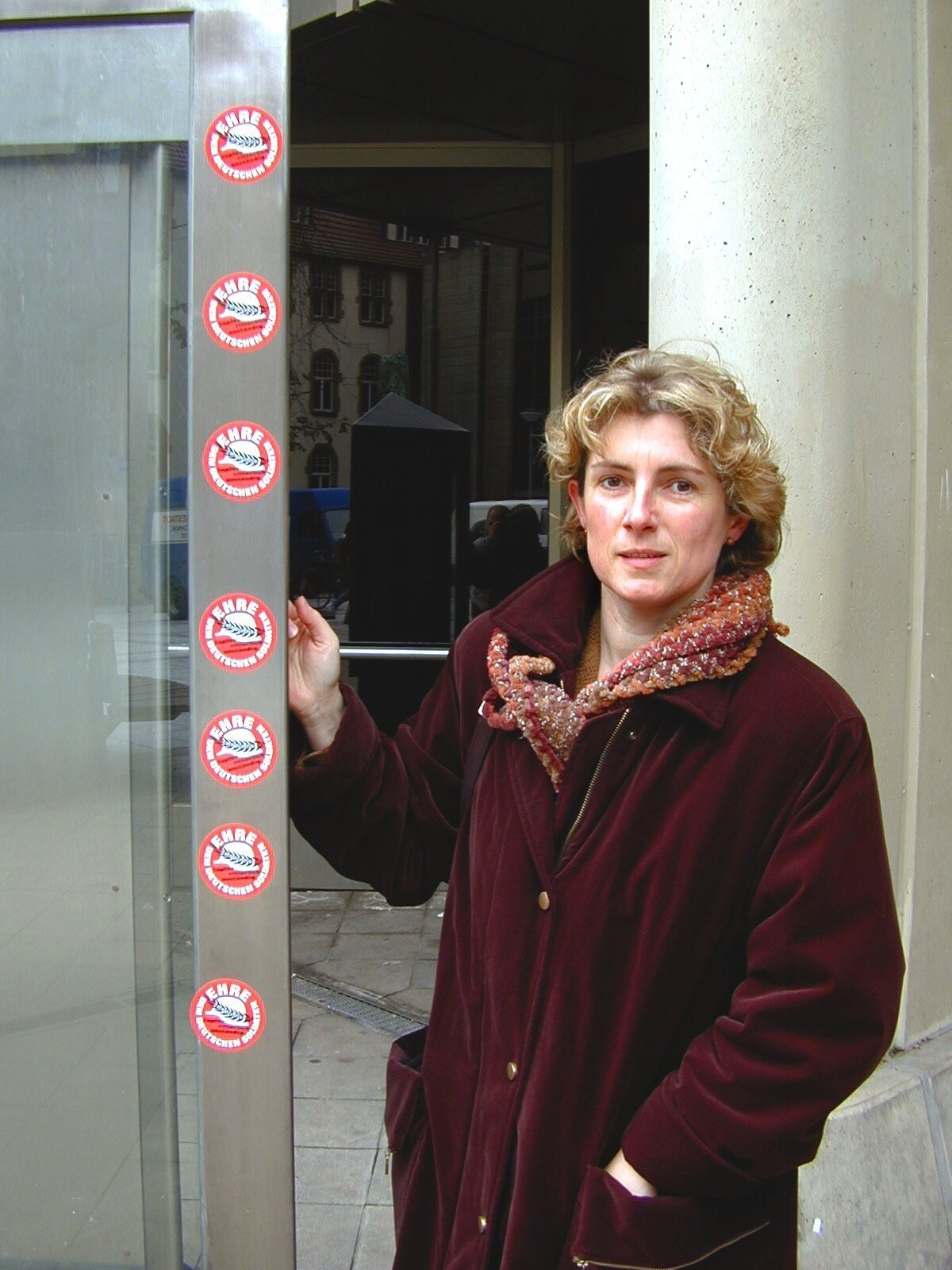 Britta Hasselmann, nordrhein-westfälische Landesvorstandsvorsitzende von Bündnis 90/Die Grünen am 10.1.1999 beim Entfernen von Nazi-Aufklebern am Bielefelder Rathaus.
