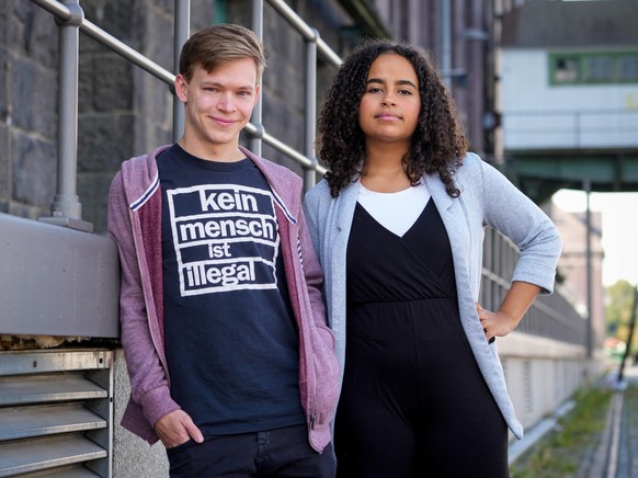 Die Bewerber um den Vorsitz der Grünen Jugend, Sarah-Lee Heinrich und Timon Dzienus, blicken am Rande des Länderrats von Bündnis 90/Die Grünen in die Kamera des Fotografen. Im Mittelpunkt des kleinen  ...