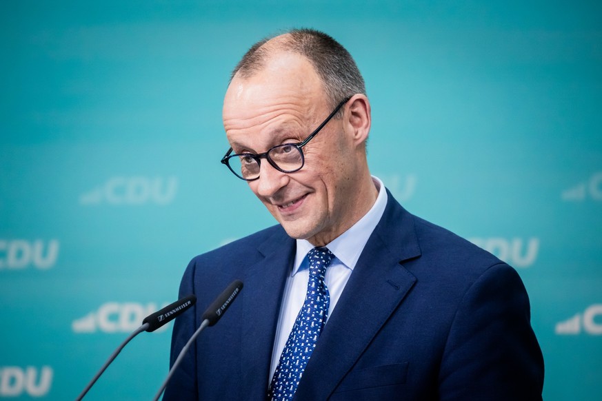 24.02.2025, Berlin: Friedrich Merz, CDU-Bundesvorsitzender und CDU/CSU-Fraktionsvorsitzender im Bundestag, spricht während einer Pressekonferenz nach der Sitzung des CDU-Vorstands. Foto: Christoph Soe ...