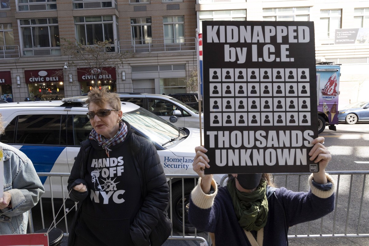 October 9, 2025, New York, New York, USA: A Homeland Security police car is parked outside the employees entrance at 26 Federal Plaza where members and supporters of Rise and Resist wear shirts that r ...